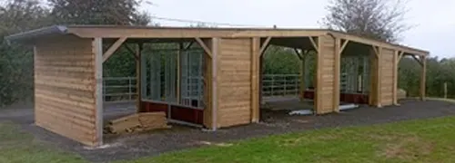 Abris pour chevaux dans un manège
